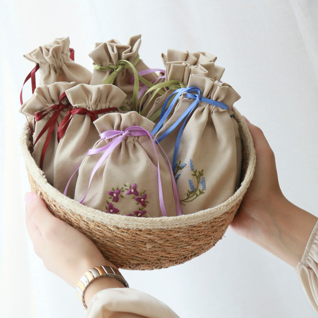 توزيعات أكياس الضيافة المطرزة