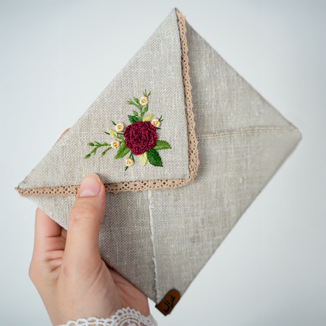 ظرف مطرّز يدويًا